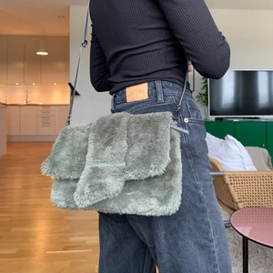 Fluffig väska  - Supersnygg väska i ett mjuk fluffigt militärgrönt material. Axelremmen är justerbar, väskan är endast använd ett fåtal gånger. 💞 köparen står för frakten men jag möter även upp i Lund💞 