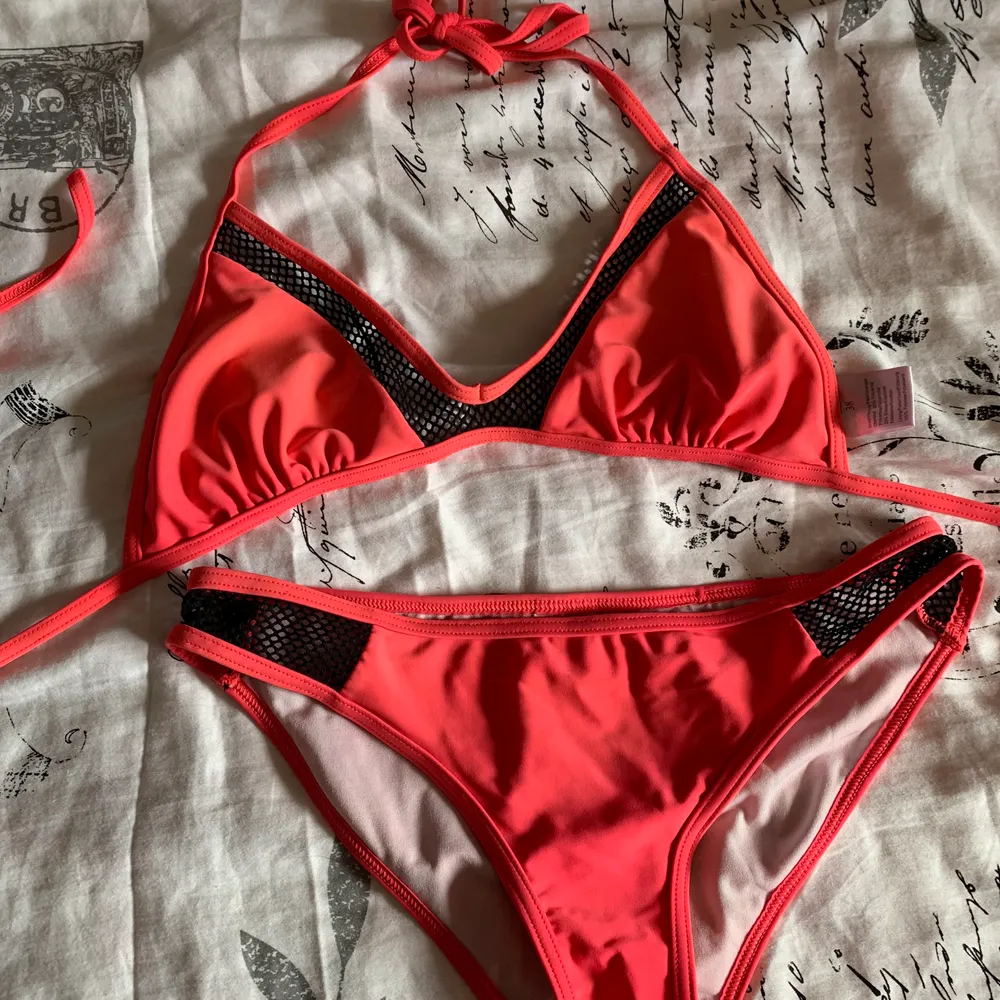 Jätte charmig neon rosa bikini, knappt använd då den inte är min stil. Överdel storlek 38 har i vanliga fall 36 men kupan var liten, underdel storlek 36. Frakt tillkommer . Övrigt.