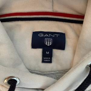 Vit gant hoodie i storlek M, använt skick, betalning sker via swish
