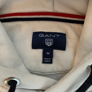 Gant hoodie vit Medium - Vit gant hoodie i storlek M, använt skick, betalning sker via swish