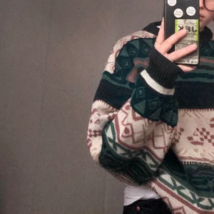 Stickad tröja - Unik stickad tröja i 90-tals stil. Lite stickig men fungerar super om man har en t-shirt eller liknande under. Frakt ink i priset. 