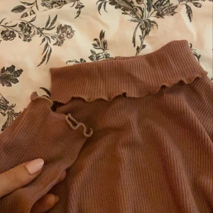 Nude rosa tröja - Nude rosa polo tröja ifrån na-kd, 50kr+frakt (skriv för att få bild på hur den ser ut på)