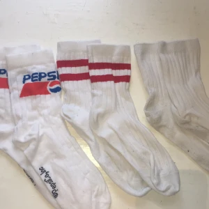 Strumpor - Tre par strumpor från hm. De som det inte står pepsi på är använda en gång. Inte slitet och i bra skick. Frakt tillkommer inte.