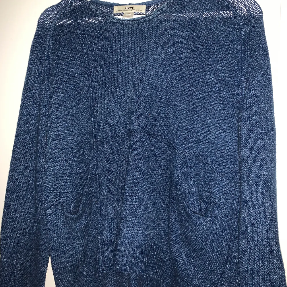 En blå jättefin stickad tröja från Hope💕. Tröjor & Koftor.