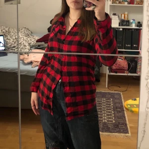 flanell - En flanell tröja😍 icke stretchigt tyg men mjukt. Skitsnyggt till vad som helst ;)