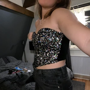 Festtopp - Så snygg festtopp som funkar i sig självt eller över en tröja!! Aldrig använd och nypris 299. Dragkedja på baksidan, storlek M men liten i storleken