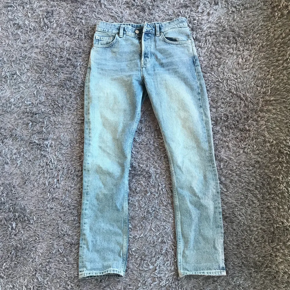 Superfina weekday jeans. Fint skick. Säljer pga använder inte längre. Budgivning kan förekomma.. Jeans & Byxor.