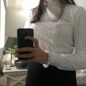 Möstrad vit topp - Vacker mönstrad topp som passar perfekt till middag/fest från chiquelle. Knappt använd och frakt tillkommer! <3