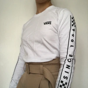 Vans tröja  - Vans tröja i gott second hand skick. Visas på en s men passar även xs och m beroende på önskad passform. Säljer då den ej är min stil längre. Skriv privat vid intresse. Köpare betalar frakt
