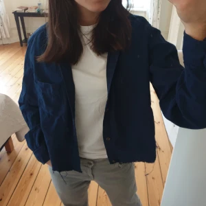 Skjorta - Mörkblå skjorta från Gap med cool ficka vid bröstet! Felfri