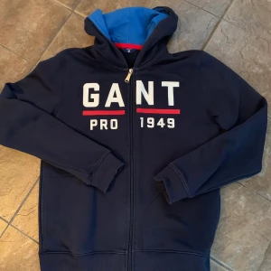Gant hoodie  - Blå gant hoodie, använt någon enstaka gång, storlek 176, betalning via swish