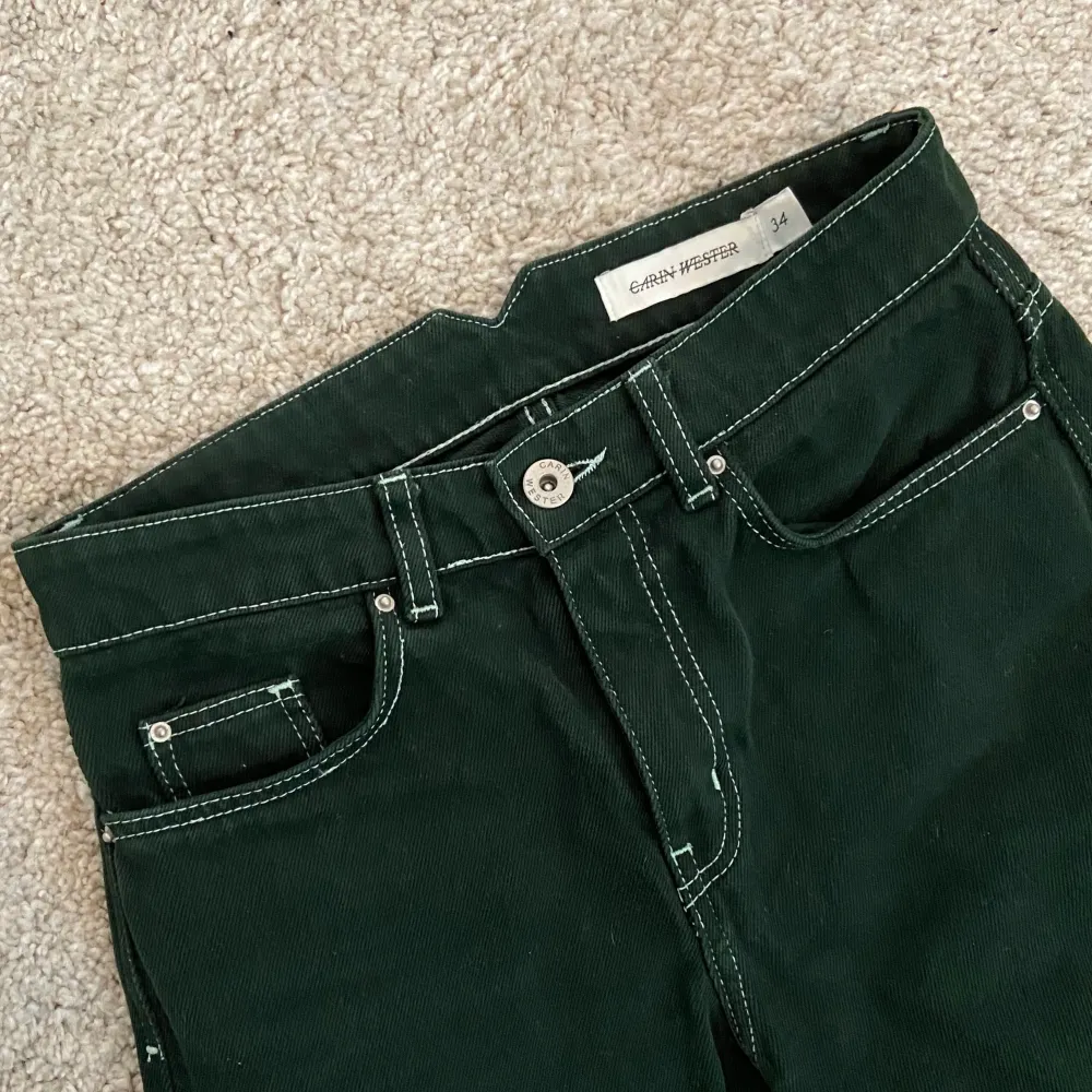 Säljer jättefina gröna Carin Wester byxor med vita sömmar som tyvärr inte kommer till användning längre eftersom jag har liknande. Skickas i orginalpåsen och köparen står för frakten💕 . Jeans & Byxor.