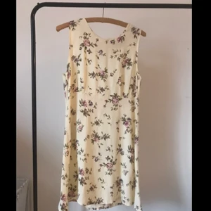 Blommig klänning - Söt klänning från En focus studio, köpt på Beyond retro. Storlek står inte men jag skulle gissa S eller M.