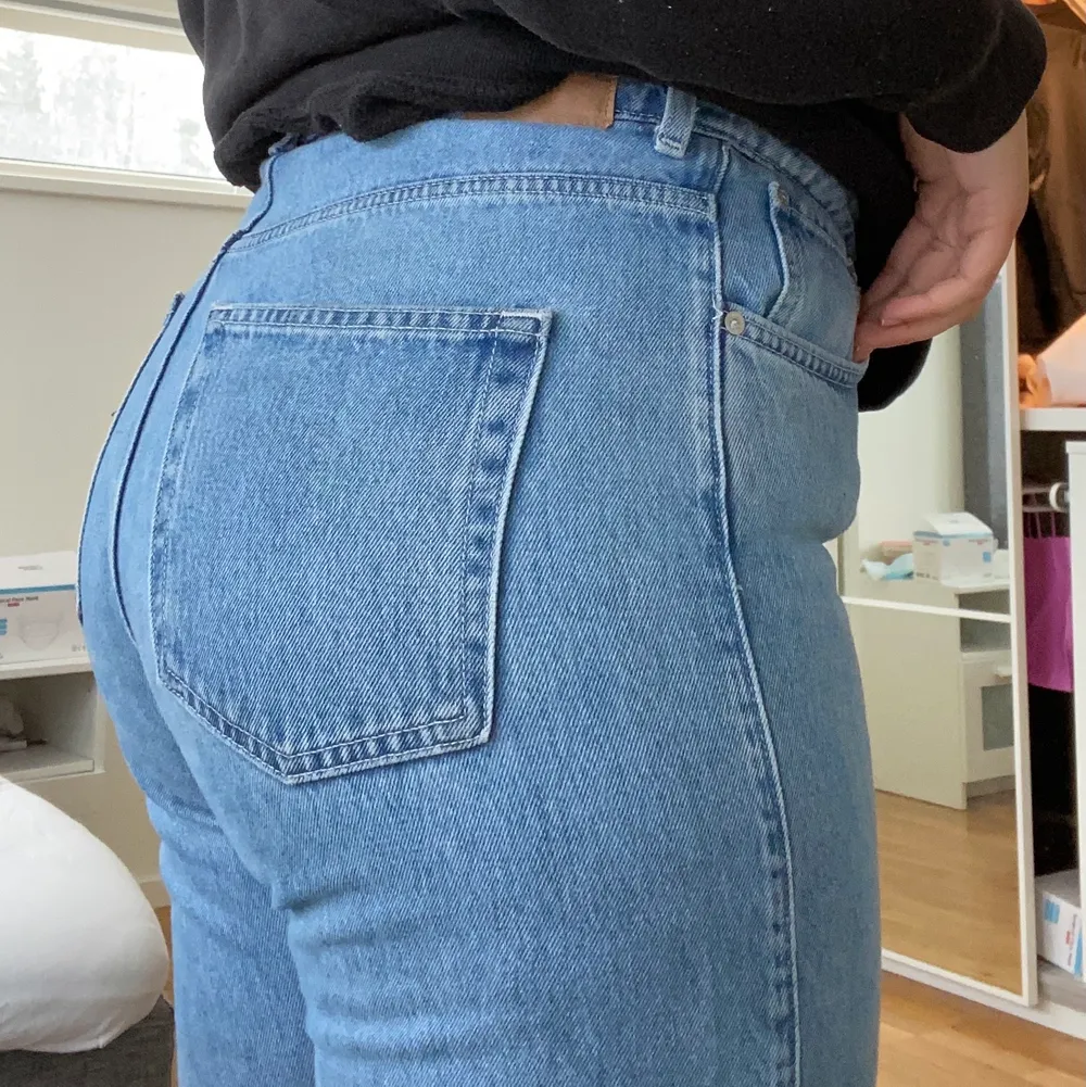 Weekday jeans i modellen row med slit. Storlek 32/32, nypris 500kr. Frakt står du själv för och betalning sker innan paketet skickas till dig. . Jeans & Byxor.