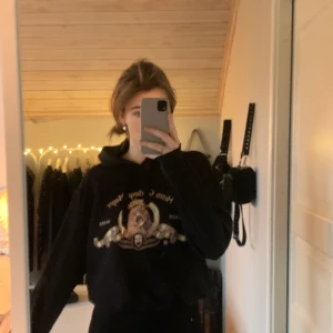 Hoodie:) - Svart hoodie med coolt tryck från hm divided, strl M. Använd fåtal ggr så i utmärkt skick