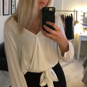 Blus stradivarius - Söt blus med knytning undertill ifrån stradivarius✨ denna går att knyta både framåt och bakåt, beroende på tycke💘 superskönt material som inte är genomskinligt🥰