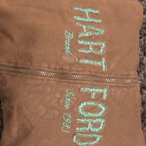 Huvtröja  - Ljusbrun/beige huvtröja i strl XL, men skulle säga mer XS-M. Har ett hål där bak längst ner på mudden som säkert går att fixa. 50kr+frakt🤎