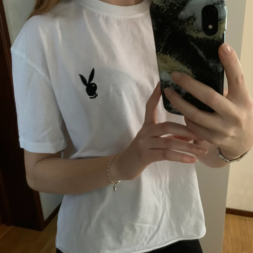 T-shirt från Missguided X Playboy som jag själv har klippt av så den är midjelång🤍 Den är oversized i storleken så passar mellan Xs-M. T-shirts.