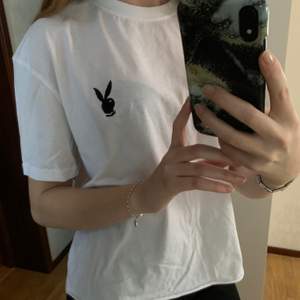 T-shirt från Missguided X Playboy som jag själv har klippt av så den är midjelång🤍 Den är oversized i storleken så passar mellan Xs-M