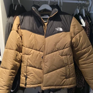 North Face jacka - HERR jacka från North Face, Storlek S. Den är i en senapsgul/ beige färg som är asnajs och unik. Inga tecken på slitage! Killen på bilden är ca 185cm för referens:)