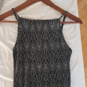 Glittrig body storlek s - Oanvänd