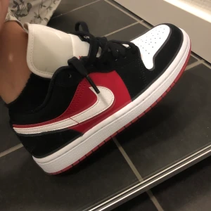 Jordan 1 Low  - Säljer mina Jordan 1 Low i färgen Black/White-Gym-Red. Köptes den här månaden och är helt oanvända. Köptes på Restocks, alltså är de 100% äkta. Köptes för pris 1600kr. Är i damstorlek 38. Säljs pga de inte passade mig. Frakt: 50kr