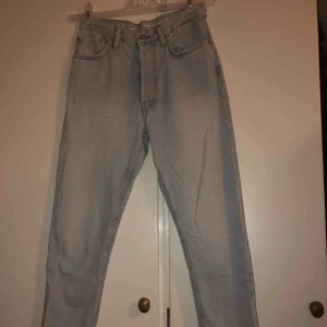  - Jeans i ljusblå med räfflade vader. Frakt betalar köparen eller mötas upp i Växjö. Priset kan diskuteras🥰