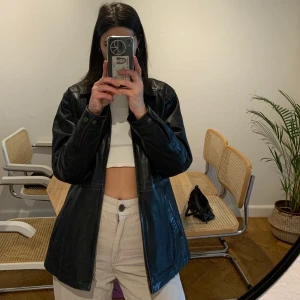 Skinnjacka - Asnajs skinnjacka i superbra skick 🥰 finns dragsko på insidan så om man vill kan man justera den i midjan likt bild tre. Snygg i passformen, faller liksom bra plus känns lätt.  Finns i malmö eller skickas mot fraktkostnad! Puss och kram 🌻