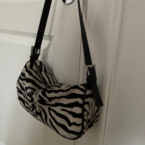 Axelväska - Zebra mönstrad axelväska från gina. Kontakta vid frågor, fraktar för 45kr! Pris kan diskuteras