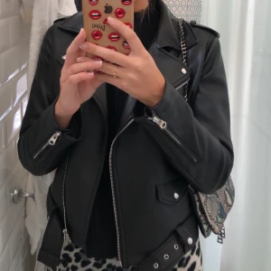 Skinnjacka Zara - Säljer min skinnjacka från Zara som köptes våren 2019 i Paris. Har ingen användning för den längre. Skärpet är tyvärr borta men nästan snyggare utan det.