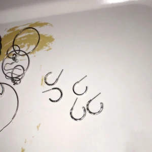 SILVER-ÖRHÄNGEN - Säljer bort flera silversmycken till bra priser på min sida! Frakt 11kr 😊 