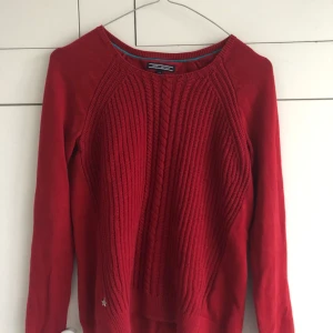 Stickad tröja från Tommy Hilfiger  - Fin stickad tröja från Tommy Hilfiger. Säljs då den tyvärr inte kommer till användning.                             Frakt tillkommer🥰