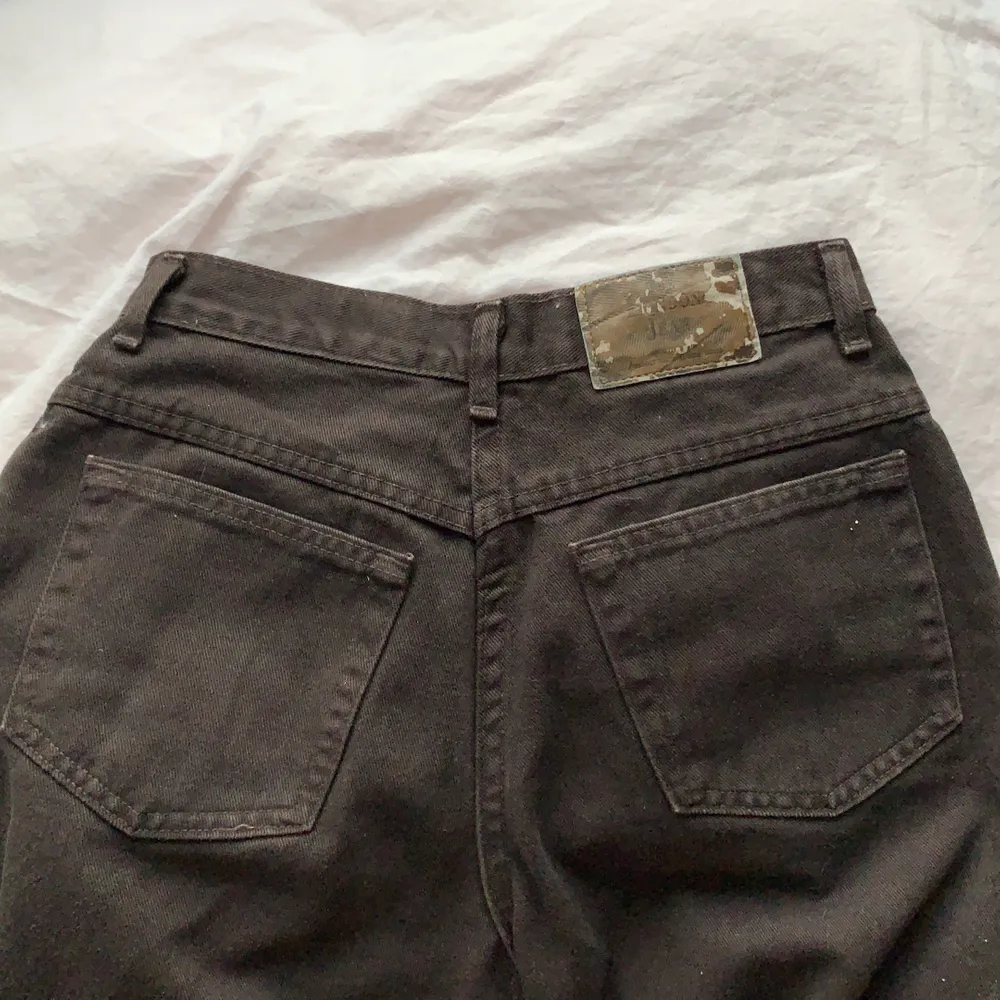 Bruna jeans köpta på Beyond retro! Skulle säga att de är storlek 36/38 men fråga gärna om olika mått. Köparen står för frakten på 60 kr (spårbar)😊. Jeans & Byxor.