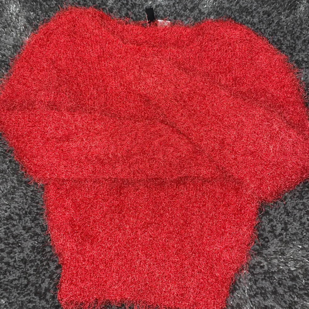 Mjuk klar röd tröja, lite kortare i modellen, sitter ganska tight men eftersom den är så mjuk är det inte jobbigt.. Tröjor & Koftor.
