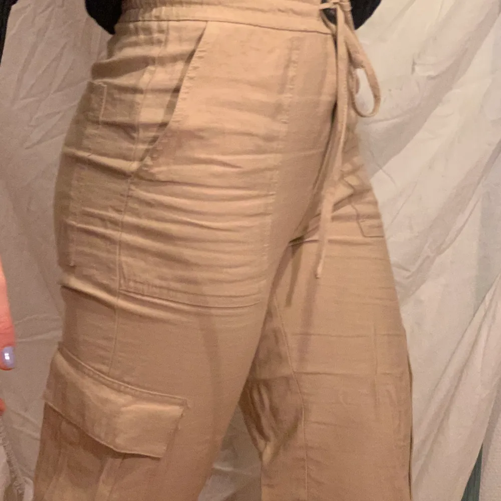 Skiiiitsnygga cargo pants från Zara!! Passar mig som S men kan även passa mindre storlekar. Har inga fel! Hör av er vid frågor :). Jeans & Byxor.