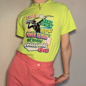 Vintage neon y2k volleyboll grafic tee  - Vintage limegrön 80s graphic tee/t-shirt med cool och färgglad text i unika fonter som lyder ”I’m a hard spinkin’ ball diggin’ power servin’ stuff blockin’ volleyball girl” 🏐 Perfekt aningen oversized passform vilket gör att den är lätt att både klä upp och ner! Alla färgerna gör den såå lätt att matcha med!   
