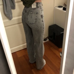 Zara jeans - Helt nya GRÅA zara jeans i storlek 34. Men passar även 36. Säljer då de inte är min stil och var för långa (jag är 166cm). Men dessa funkar också att klippa av som andra zara jeans. Väldigt lik de populära killjeansen Hope Rush!Slutsålda på hemsidan!! Buda i kommentarerna!!💭 (jag bjuder på frakten😉!) BUDGIVNINGEN AVSLUTAS SÖNDAG 00:00!       HÖGSTA BUD: 620kr