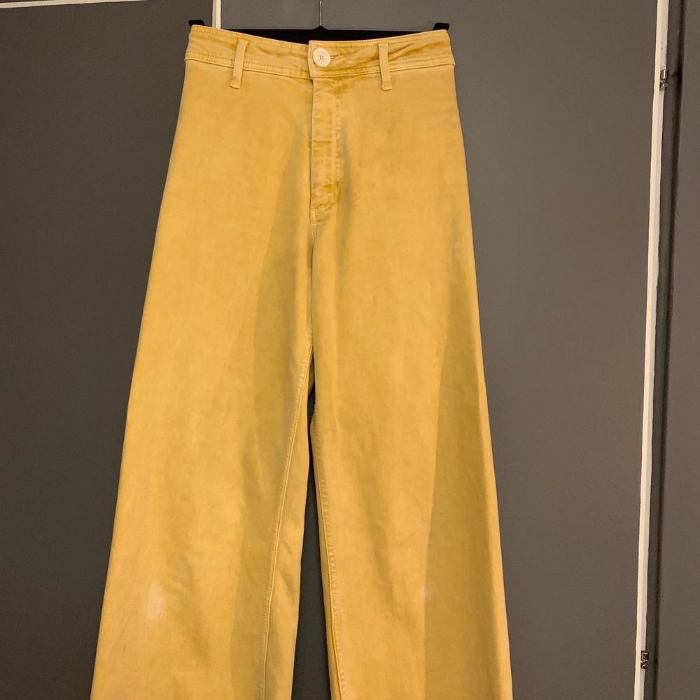 Jeans från zara i en så fin gul färg💛. Använda några gånger men fortfarande i bra skick. De blekta fläckar som man ser på bild två under knäna är inte sådär tydliga i verkligeheten💞. Utan de är en jämnare färg. Nypris 399 mitt pris 160kr inkl frakt. Skriv privat vid intresse😊💞 (OBS färgen kommer fram bäst på första bilden de är i en ljus snapsgul färg). Jeans & Byxor.