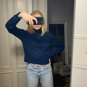 Vintage tröja med dragkedja - Köpt på secondhand Humana och är i jättebra skick! Storlek M/L, men jag är en S och den sitter bra på mig!🥰 Föredrar att mötas upp för en smidig och snabb affär!