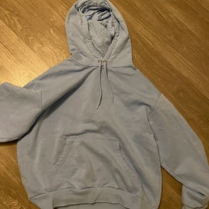 Ljusblå Hoodie - Ljusblå hoodie i bra skick från Monki 