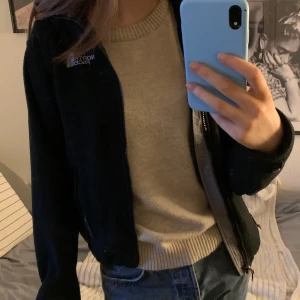 The north face fleece - Fleecetröja från The North Face. Använd bara några få gånger. Den har en dragsko i midjan som kan regleras. Pris+frakt.