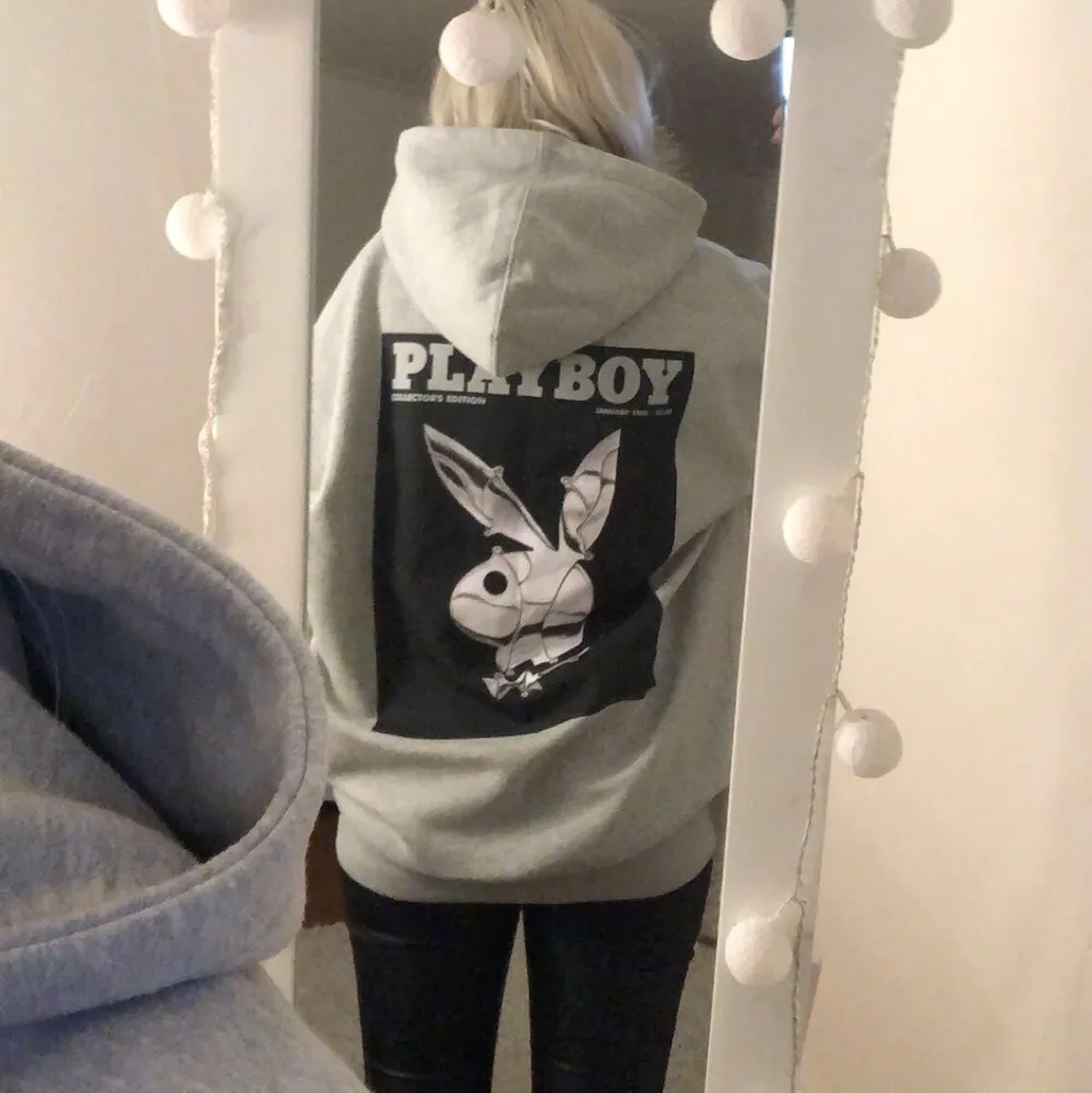 Grå Playboy hoodie från missguided i bra skick! Orginalpris 699kr. Den är oversized, köparen står för frakt (+66kr) . Hoodies.