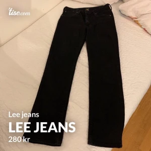 lee jeans - lee jeans som ja köpt på tise som tyvärr inte passade:( storlek W26L31. lite tajtare där uppe och relativt raka där nere 💓HÖR AV ER VID FRÅGOR