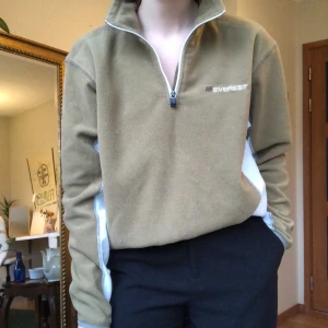 Everest fleecetröja  - Köpte denna second hand till min nu inställda skidresa så kommer tyvärr inte få någon användning av den. Storlek M herr och superbekväm och varm. Finns lite slitningar här och där men inget som syns tydligt. 🌸💅🏼👛