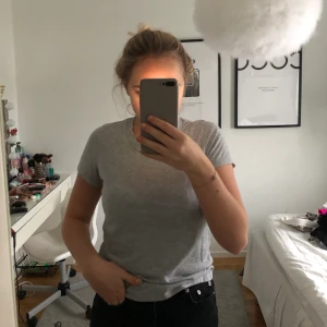 Grå t-shirt - Säljer denna fina t-shirt i en fin grå färg! Väldigt skön & bra material😍 Storlek XS