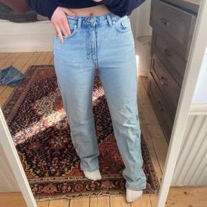 Snygga jeans i modellen rowe från weekday. Är 163 och de är för långa på mig 