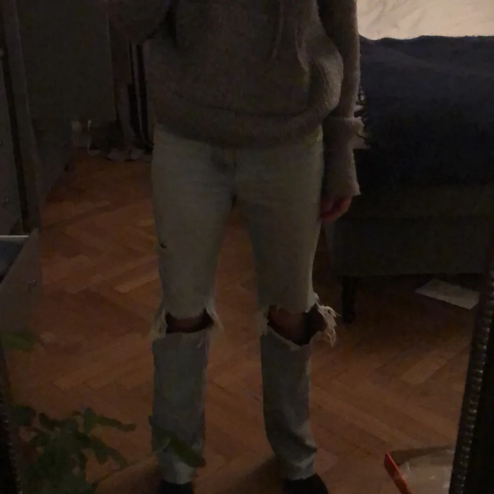 Dem här as snygga populära jeansen från zara. Dem är i bra kvalitet och sparsamt använda.❤️. Jeans & Byxor.