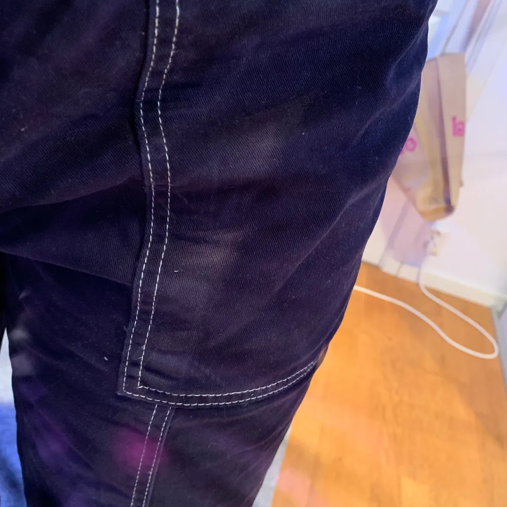 Weekday byxor är dem bästa! Köpte dessa förra våren och har inte blivit använda så mycket pågrund av att dem är förstora för mig men dem är fina byxor i fint skick!❤️. Jeans & Byxor.