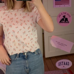 blommig topp  - söt topp från hm, passar storlek s och kanske m. bra skick. köparen står för frakt 💕🌸
