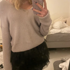 V-ringad lila stickad tröja - Super mysig lila v-ringad tröja. Köpt för 400 men sälj inte längre💗 